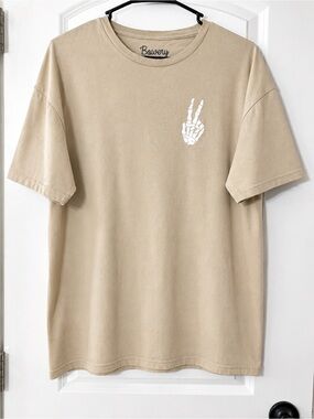 Bowery Supply Co Men's Beige Short-Sleeve Graphic Tee - Peace Skeleton Hand